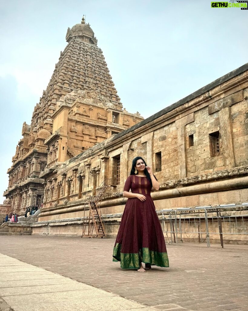 Syamantha Kiran Instagram - When the culture is rich and heart is full! தஞ்சை பெரிய கோவில் ❤️ #thanjavurtemple #bigtemple #thanjavurbigtemple #shivatemple #brihadeeswarartemple #templereels #templeoutfit