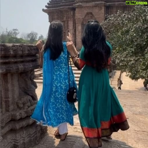 Syamantha Kiran Instagram - Kovil polama with my Sakhi 👭 Syamantha’s outfit @stitch_vyshnavee_sarath Mention ur Sakhi here ❤️ #kovilpolama #friends🧿❤️ #konarksuntemple☀️