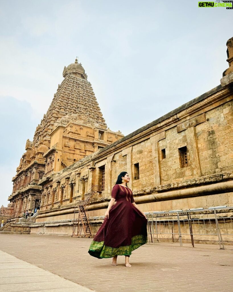 Syamantha Kiran Instagram - When the culture is rich and heart is full! தஞ்சை பெரிய கோவில் ❤️ #thanjavurtemple #bigtemple #thanjavurbigtemple #shivatemple #brihadeeswarartemple #templereels #templeoutfit