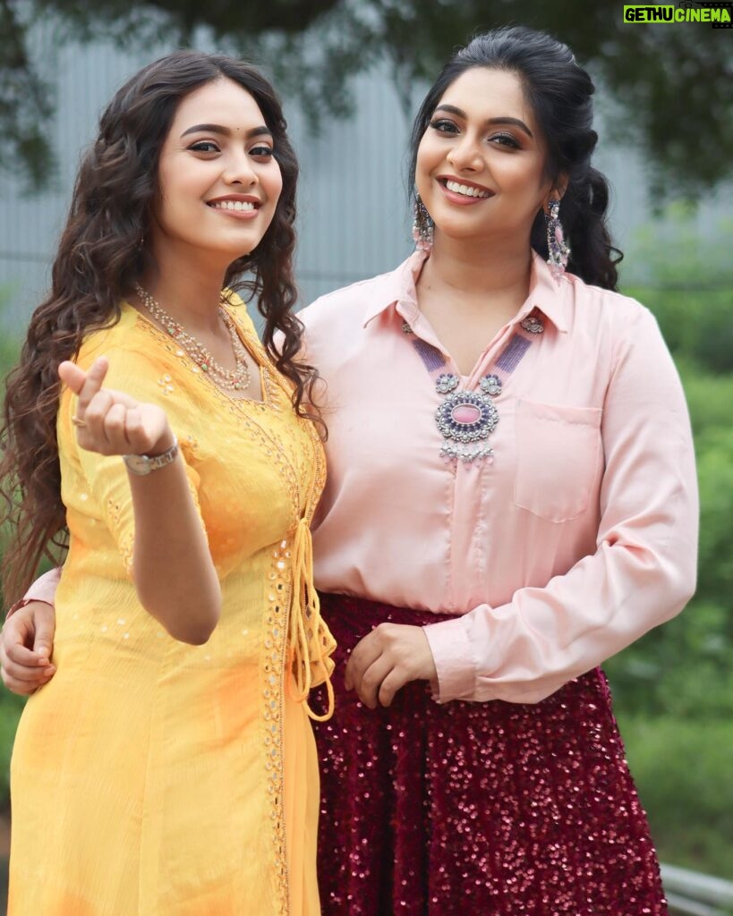 Syamantha Kiran Instagram - You have changed my life for the better and I will spend the rest of my life trying to thank you ❤️🧿 After my family I respect u a lot always @syamantha.kiran love u da ma 😍👩‍❤️‍👩 #diamondsarerare💎 #mypokkisham nega sonna Endha words la ketutey eruku #sotouching😭 #thankyou❤︎ #thendralvandhuennaithodum #friendship #sisterfromanothermother👭