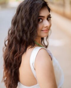 Syamantha Kiran Instagram - 😍 Makeup Artist @jeru_bridal_studioo Hairstylist @shadesofyourdream Photographer @xposurestudio.in Outfit @sesha_bridalwear Jewellery @hiranmayi_chennai #sareelook #makeuplook #floralsaree