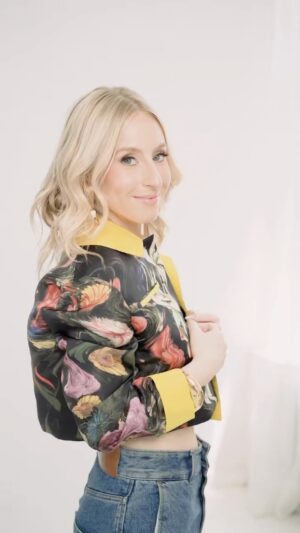 Sydney Sadick Instagram - Come on set with me! 💛 A brand new episode of “All The Buzz” is dropping very soon…will you be tuning in? 🐝🎙️ 

Outfit details✨: 
Pants: @loewe 
Shirt: @loewe 
Jacket: @leseaberry_
Bracelet: @alexisbittar 
Earrings: @oscardelarenta 
Shoes: @giaborghini