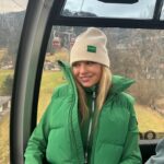 Sylvana IJsselmuiden Instagram - Kennen jullie het verhaal van dat meisje die een wintersport zonder kleer scheuren overleeft? Maar een stoepje in Friesland niet? Nou bij deze dan🤣