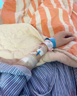 Sylvia Hsieh Instagram - 拖了一年多..終於來處理了🥲
腹腔鏡手術很成功
謝謝大家訊息關心❤️
就不一ㄧ回覆了 🥲
已經順利出院囉！
送上兩張手術完的昏迷照
還有我病房外的美景 🌃

努力休養中❤️‍🩹
也希望大家都身體健康喔💪🏻