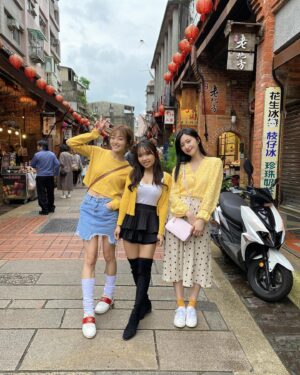 Sylvia Hsieh Instagram - 一起運動 一起健康 一起出遊 
一起分享 一起變得更好 🧡💛
這兩個女人太狠了👭
我是男的一定追起來～
都是值得我學習的對象🥰

#深坑老街 #💛