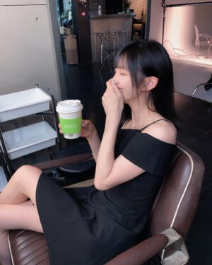 Sylvia Hsieh Instagram - 氣質不過一秒
#好好翹 🥹