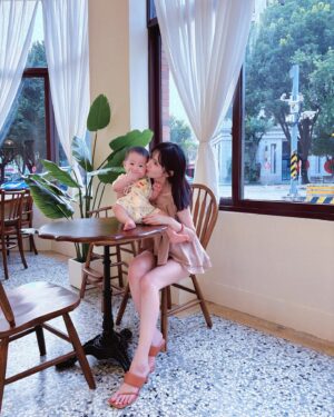 Sylvia Hsieh Instagram - 聽說這裡是網美窗 🪟
水水&變態阿姨和他的寶🥰