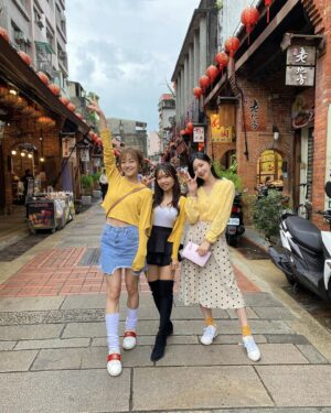 Sylvia Hsieh Instagram - 一起運動 一起健康 一起出遊 
一起分享 一起變得更好 🧡💛
這兩個女人太狠了👭
我是男的一定追起來～
都是值得我學習的對象🥰

#深坑老街 #💛