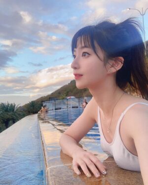 Sylvia Hsieh Instagram - 旁邊的弟弟跟我說：
姊姊！你的泳衣好奇怪
然後哈哈大笑🤣
（他媽媽在後面很緊張）
我自己看了一下我的泳衣
然後回他：
什麼奇怪! 是很醜！
超醜的～🤪