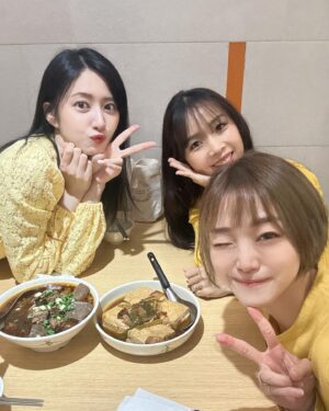 Sylvia Hsieh Instagram - 一起運動 一起健康 一起出遊 
一起分享 一起變得更好 🧡💛
這兩個女人太狠了👭
我是男的一定追起來～
都是值得我學習的對象🥰

#深坑老街 #💛