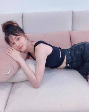 Sylvia Hsieh Instagram - 人家是有這樣的女友你要幾點回家？
我是有這樣的「沙發」你要幾點回家？🤭
我的答案是：「我根本不想出門了！🤣」

沙發擔任家中非常重要的角色
它可以決定整個客廳的風格色系
這次選的是 #切爾西貓抓布沙發
很勇敢的挑戰了淺色系
畢竟我真的很愛乾淨🥹 （自己說）
有禮貌人人見了都喜愛！….欸！不是
（在此暴露年紀，不懂的人沒關係🫠）
其實是因為貓抓布很好清潔啦！✨
但怕整個空間太冷色調
中段搭配選了一個暖色調莫蘭迪粉
實在太美了❤️

這次選 #切爾西 主要是因為
我的客廳離電視牆距離夠深
而它的坐位乘坐空間非常寬大
我整個人盤腿都很舒適
椅背也可以前後調整
如果真的太累小睡當床都很適合🤓

重點是還有五年結構保固（面料除外）
手工沙發大推！
選 #赫里亞沙發 就對了！🤗

赫里亞手工訂製沙發
現在就去全台門市預約試躺：https://supr.link/EZT8f
※ 營業時間：10:00-19:00  每週二公休

#要坐就坐最好的 #你的靈魂沙發
#赫里亞手工訂製沙發 #高背沙發 #台北沙發 #MadeInTaiwan
#Horia赫里亞 #赫里亞 #沙發 #五年保固 #手工沙發 #美型高背沙發
