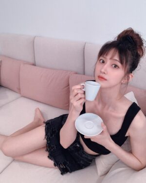 Sylvia Hsieh Instagram - 人家是有這樣的女友你要幾點回家？
我是有這樣的「沙發」你要幾點回家？🤭
我的答案是：「我根本不想出門了！🤣」

沙發擔任家中非常重要的角色
它可以決定整個客廳的風格色系
這次選的是 #切爾西貓抓布沙發
很勇敢的挑戰了淺色系
畢竟我真的很愛乾淨🥹 （自己說）
有禮貌人人見了都喜愛！….欸！不是
（在此暴露年紀，不懂的人沒關係🫠）
其實是因為貓抓布很好清潔啦！✨
但怕整個空間太冷色調
中段搭配選了一個暖色調莫蘭迪粉
實在太美了❤️

這次選 #切爾西 主要是因為
我的客廳離電視牆距離夠深
而它的坐位乘坐空間非常寬大
我整個人盤腿都很舒適
椅背也可以前後調整
如果真的太累小睡當床都很適合🤓

重點是還有五年結構保固（面料除外）
手工沙發大推！
選 #赫里亞沙發 就對了！🤗

赫里亞手工訂製沙發
現在就去全台門市預約試躺：https://supr.link/EZT8f
※ 營業時間：10:00-19:00  每週二公休

#要坐就坐最好的 #你的靈魂沙發
#赫里亞手工訂製沙發 #高背沙發 #台北沙發 #MadeInTaiwan
#Horia赫里亞 #赫里亞 #沙發 #五年保固 #手工沙發 #美型高背沙發