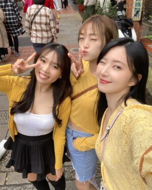 Sylvia Hsieh Instagram - 一起運動 一起健康 一起出遊 
一起分享 一起變得更好 🧡💛
這兩個女人太狠了👭
我是男的一定追起來～
都是值得我學習的對象🥰

#深坑老街 #💛