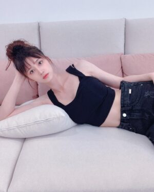 Sylvia Hsieh Instagram - 人家是有這樣的女友你要幾點回家？
我是有這樣的「沙發」你要幾點回家？🤭
我的答案是：「我根本不想出門了！🤣」

沙發擔任家中非常重要的角色
它可以決定整個客廳的風格色系
這次選的是 #切爾西貓抓布沙發
很勇敢的挑戰了淺色系
畢竟我真的很愛乾淨🥹 （自己說）
有禮貌人人見了都喜愛！….欸！不是
（在此暴露年紀，不懂的人沒關係🫠）
其實是因為貓抓布很好清潔啦！✨
但怕整個空間太冷色調
中段搭配選了一個暖色調莫蘭迪粉
實在太美了❤️

這次選 #切爾西 主要是因為
我的客廳離電視牆距離夠深
而它的坐位乘坐空間非常寬大
我整個人盤腿都很舒適
椅背也可以前後調整
如果真的太累小睡當床都很適合🤓

重點是還有五年結構保固（面料除外）
手工沙發大推！
選 #赫里亞沙發 就對了！🤗

赫里亞手工訂製沙發
現在就去全台門市預約試躺：https://supr.link/EZT8f
※ 營業時間：10:00-19:00  每週二公休

#要坐就坐最好的 #你的靈魂沙發
#赫里亞手工訂製沙發 #高背沙發 #台北沙發 #MadeInTaiwan
#Horia赫里亞 #赫里亞 #沙發 #五年保固 #手工沙發 #美型高背沙發