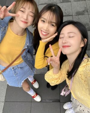 Sylvia Hsieh Instagram - 一起運動 一起健康 一起出遊 
一起分享 一起變得更好 🧡💛
這兩個女人太狠了👭
我是男的一定追起來～
都是值得我學習的對象🥰

#深坑老街 #💛