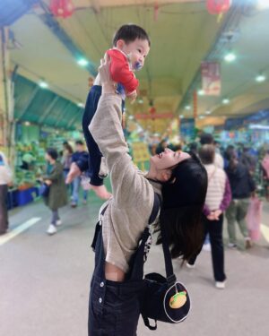 Sylvia Hsieh Instagram - 特地來 #建國花市 
帶小男友看看花花草草☺️
也幫家中增添些色彩 
看的我眼花撩亂😵‍💫
最後選了 #龜背芋 🪴
不但美觀還能淨化空氣～