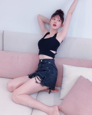 Sylvia Hsieh Instagram - 人家是有這樣的女友你要幾點回家？
我是有這樣的「沙發」你要幾點回家？🤭
我的答案是：「我根本不想出門了！🤣」

沙發擔任家中非常重要的角色
它可以決定整個客廳的風格色系
這次選的是 #切爾西貓抓布沙發
很勇敢的挑戰了淺色系
畢竟我真的很愛乾淨🥹 （自己說）
有禮貌人人見了都喜愛！….欸！不是
（在此暴露年紀，不懂的人沒關係🫠）
其實是因為貓抓布很好清潔啦！✨
但怕整個空間太冷色調
中段搭配選了一個暖色調莫蘭迪粉
實在太美了❤️

這次選 #切爾西 主要是因為
我的客廳離電視牆距離夠深
而它的坐位乘坐空間非常寬大
我整個人盤腿都很舒適
椅背也可以前後調整
如果真的太累小睡當床都很適合🤓

重點是還有五年結構保固（面料除外）
手工沙發大推！
選 #赫里亞沙發 就對了！🤗

赫里亞手工訂製沙發
現在就去全台門市預約試躺：https://supr.link/EZT8f
※ 營業時間：10:00-19:00  每週二公休

#要坐就坐最好的 #你的靈魂沙發
#赫里亞手工訂製沙發 #高背沙發 #台北沙發 #MadeInTaiwan
#Horia赫里亞 #赫里亞 #沙發 #五年保固 #手工沙發 #美型高背沙發