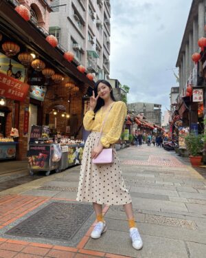 Sylvia Hsieh Instagram - 一起運動 一起健康 一起出遊 
一起分享 一起變得更好 🧡💛
這兩個女人太狠了👭
我是男的一定追起來～
都是值得我學習的對象🥰

#深坑老街 #💛