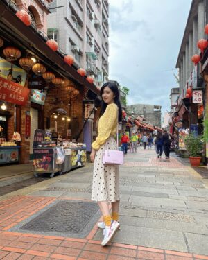 Sylvia Hsieh Instagram - 一起運動 一起健康 一起出遊 
一起分享 一起變得更好 🧡💛
這兩個女人太狠了👭
我是男的一定追起來～
都是值得我學習的對象🥰

#深坑老街 #💛