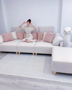 Sylvia Hsieh Instagram - 人家是有這樣的女友你要幾點回家？
我是有這樣的「沙發」你要幾點回家？🤭
我的答案是：「我根本不想出門了！🤣」

沙發擔任家中非常重要的角色
它可以決定整個客廳的風格色系
這次選的是 #切爾西貓抓布沙發
很勇敢的挑戰了淺色系
畢竟我真的很愛乾淨🥹 （自己說）
有禮貌人人見了都喜愛！….欸！不是
（在此暴露年紀，不懂的人沒關係🫠）
其實是因為貓抓布很好清潔啦！✨
但怕整個空間太冷色調
中段搭配選了一個暖色調莫蘭迪粉
實在太美了❤️

這次選 #切爾西 主要是因為
我的客廳離電視牆距離夠深
而它的坐位乘坐空間非常寬大
我整個人盤腿都很舒適
椅背也可以前後調整
如果真的太累小睡當床都很適合🤓

重點是還有五年結構保固（面料除外）
手工沙發大推！
選 #赫里亞沙發 就對了！🤗

赫里亞手工訂製沙發
現在就去全台門市預約試躺：https://supr.link/EZT8f
※ 營業時間：10:00-19:00  每週二公休

#要坐就坐最好的 #你的靈魂沙發
#赫里亞手工訂製沙發 #高背沙發 #台北沙發 #MadeInTaiwan
#Horia赫里亞 #赫里亞 #沙發 #五年保固 #手工沙發 #美型高背沙發
