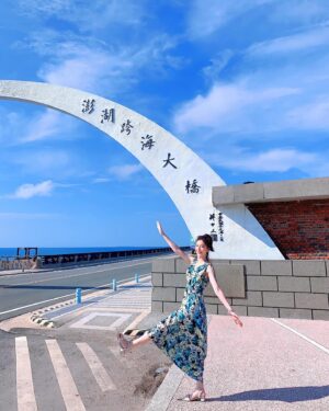 Sylvia Hsieh Instagram - 沒有跨不過去的關卡
只有跨不過去的自己

這張一定要發
因為衣服是我媽媽的🤭

#跨海大橋
