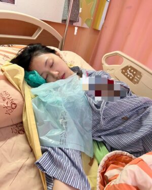 Sylvia Hsieh Instagram - 拖了一年多..終於來處理了🥲
腹腔鏡手術很成功
謝謝大家訊息關心❤️
就不一ㄧ回覆了 🥲
已經順利出院囉！
送上兩張手術完的昏迷照
還有我病房外的美景 🌃

努力休養中❤️‍🩹
也希望大家都身體健康喔💪🏻