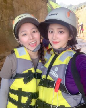Sylvia Hsieh Instagram - 溯溪初體驗
35度的高溫🌞
分不清是汗水還是溪水
知了聲聲叫著夏天
像是在提醒著我們
如果人生短暫
也要好好把握每天
讓日子過的平凡不平凡
都是自己的選擇
這一生，就不算白費了吧！

題外話：
13個人前一晚提醒要自備碗筷
結果很幽默的…
13個人只有三組餐具
而且還是同一個人帶的🤣