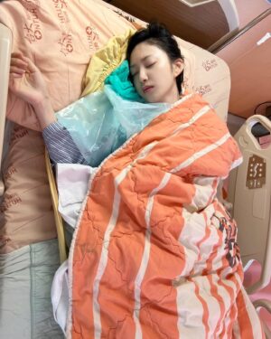 Sylvia Hsieh Instagram - 拖了一年多..終於來處理了🥲
腹腔鏡手術很成功
謝謝大家訊息關心❤️
就不一ㄧ回覆了 🥲
已經順利出院囉！
送上兩張手術完的昏迷照
還有我病房外的美景 🌃

努力休養中❤️‍🩹
也希望大家都身體健康喔💪🏻