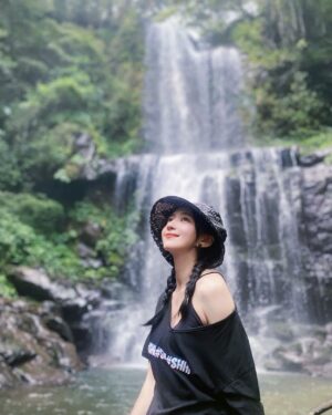 Sylvia Hsieh Instagram - 說爬就爬 ⛰️ 
自在舒服的和諧共處
享受大自然的魅力
聆聽蟲鳴鳥叫瀑布的流水聲
浮躁的心也平靜了
謝謝大自然帶給我們的美好🥰

#雲森瀑布 #三峽