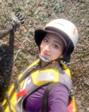 Sylvia Hsieh Instagram - 溯溪初體驗
35度的高溫🌞
分不清是汗水還是溪水
知了聲聲叫著夏天
像是在提醒著我們
如果人生短暫
也要好好把握每天
讓日子過的平凡不平凡
都是自己的選擇
這一生，就不算白費了吧！

題外話：
13個人前一晚提醒要自備碗筷
結果很幽默的…
13個人只有三組餐具
而且還是同一個人帶的🤣
