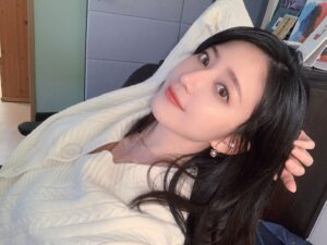 Sylvia Hsieh Instagram - 800年來一次公司
必需坐在公司最愛漂亮的位子上自拍
🤪🤳✨