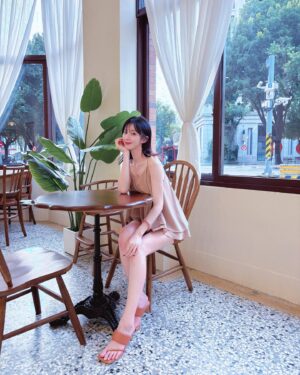 Sylvia Hsieh Instagram - 聽說這裡是網美窗 🪟
水水&變態阿姨和他的寶🥰