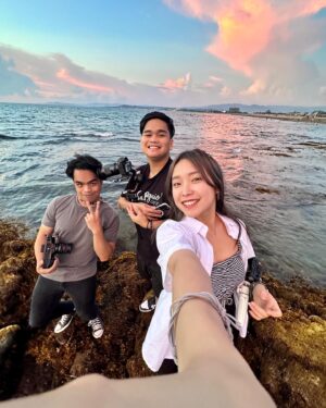 Sylvia Kim Instagram - “Got no checkbooks, got no banks, still I’d like to express my thanks. I got the sun in the morning and the moon at night.” – Irving Berlin #launion #friends