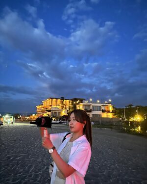 Sylvia Kim Instagram - “Got no checkbooks, got no banks, still I’d like to express my thanks. I got the sun in the morning and the moon at night.” – Irving Berlin #launion #friends
