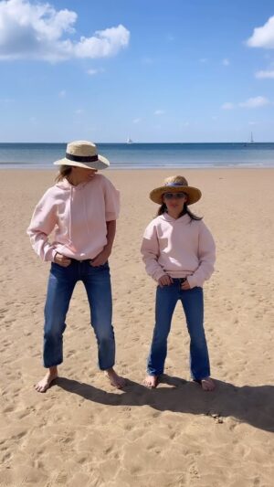 Sylvie Tellier Instagram - Quand c’est lundi pédagogique et que les parisiens sont tous rentrés 🤣 #merefille #matchymatchy #lessablesdolonne 
Est ce que vous aimez danser en famille?