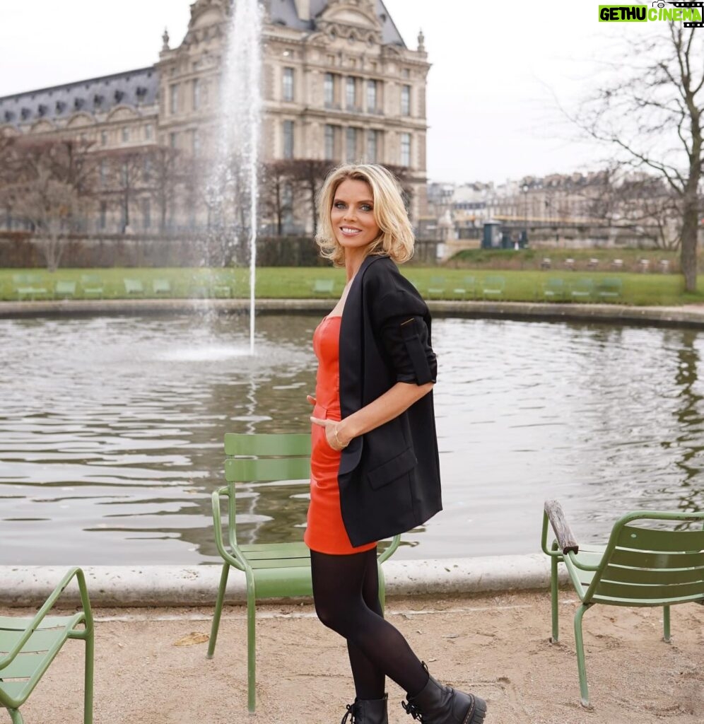 Sylvie Tellier Instagram - Happy lundi les amis. Quel est votre programme cette semaine? 🥰 #lundi #tuileries #photography