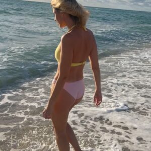 Sylvie Tellier Instagram - Qui a dit que les blondes ne pouvaient pas porter de jaune? 
Si toi aussi tu es fan de ce maillot bi-color like cette photo 💕💕💕 #swimsuits #maillotdebain #bikini #beach #miami
