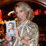 Sylvie Tellier Instagram – ✨Happy Book Day(nom propre) : 

1. Définition: Une fête unique créée pour célébrer simultanément l’anniversaire d’une personne et le lancement de son livre.
2. Usage: “Hier soir, j’ai organisé un Happy Book Day avec ma famille et mes amis pour fêter mon anniversaire et la sortie de mon livre.”
Photos:
1. 📚 Moi avec mon livre, tellement heureuse de partager ce moment spécial !
2. 🎂 Le gâteau d’anniversaire entourée de mon clan 
3 🥳 moments inoubliables avec mes amis 

Swipez pour découvrir cette soirée incroyable ! 🌟

Merci à tous ceux qui ont été là pour rendre ce moment si mémorable 🙏

📸 @jeromedomine 

#HappyBookDay #Anniversaire #LancementDeLivre #famille #amis