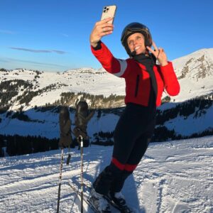 Sylvie Tellier Instagram - Ça valait bien un selfie souvenir!!!
Merci Père Noël de m’avoir donné un nouveau genou 🙏 Merci à mon chirurgien, à mes kinés et à mon mental de sportive de me permettre 2 ans après ma chute de rechausser les skis sans douleur. 
C’était important pour moi de célébrer ce 2eme anniversaire à ski! 
J’avoue avoir eu quelques suées dans les bosses et pas mal d’appréhensions… Mais les conditions météos ne pouvaient pas être meilleures! 
Merci à tous les pisteurs des @portesdusoleil pour leur bienveillance et joyeux Noël à tous! 
#ski #noel #portesdusoleil