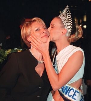 Sylvie Tellier Instagram - Joyeux anniversaire mon héroïne ❤️
En ce jour si particulier pour moi, toi tu souffles tes 75 bougies. Nos vies sont liées à jamais, je t’aime maman. #anniversaire #maman