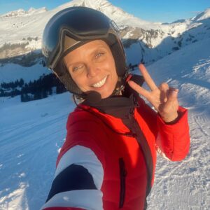Sylvie Tellier Instagram - Ça valait bien un selfie souvenir!!!
Merci Père Noël de m’avoir donné un nouveau genou 🙏 Merci à mon chirurgien, à mes kinés et à mon mental de sportive de me permettre 2 ans après ma chute de rechausser les skis sans douleur. 
C’était important pour moi de célébrer ce 2eme anniversaire à ski! 
J’avoue avoir eu quelques suées dans les bosses et pas mal d’appréhensions… Mais les conditions météos ne pouvaient pas être meilleures! 
Merci à tous les pisteurs des @portesdusoleil pour leur bienveillance et joyeux Noël à tous! 
#ski #noel #portesdusoleil
