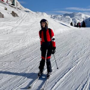 Sylvie Tellier Instagram - Ça valait bien un selfie souvenir!!!
Merci Père Noël de m’avoir donné un nouveau genou 🙏 Merci à mon chirurgien, à mes kinés et à mon mental de sportive de me permettre 2 ans après ma chute de rechausser les skis sans douleur. 
C’était important pour moi de célébrer ce 2eme anniversaire à ski! 
J’avoue avoir eu quelques suées dans les bosses et pas mal d’appréhensions… Mais les conditions météos ne pouvaient pas être meilleures! 
Merci à tous les pisteurs des @portesdusoleil pour leur bienveillance et joyeux Noël à tous! 
#ski #noel #portesdusoleil