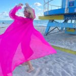 Sylvie Tellier Instagram - CONCOURS de Folie ✨🎁👙 Les vacances se terminent mais je vous offre un été de maillots de bain d’une valeur de 1000 euros ( à choisir dans la collection)👙 Pour participer les conditions sont simples: ⭐️Suivre mon compte et celui @orza_luxury_sweamwear_paris ⭐️Commente ce post en taguant 2 amies ⭐️Bonus : partage le post en story ! Tirage au sort dimanche! Bonne chance à toutes 💕 #concours #partenariat #ad #swimsuit