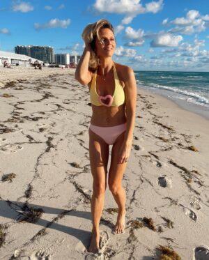 Sylvie Tellier Instagram - Qui a dit que les blondes ne pouvaient pas porter de jaune? 
Si toi aussi tu es fan de ce maillot bi-color like cette photo 💕💕💕 #swimsuits #maillotdebain #bikini #beach #miami