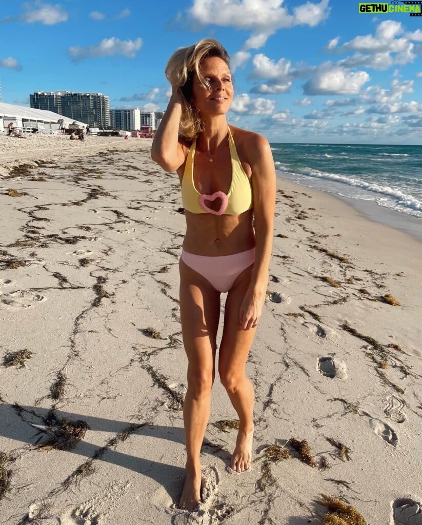Sylvie Tellier Instagram - Qui a dit que les blondes ne pouvaient pas porter de jaune? Si toi aussi tu es fan de ce maillot bi-color like cette photo 💕💕💕 #swimsuits #maillotdebain #bikini #beach #miami