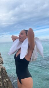 Sylvie Tellier Instagram - Premier bain de l’année. J’avoue faut être un peu givrée mais ça fait un bien fou 🥶 #motivation #marseille #baignade