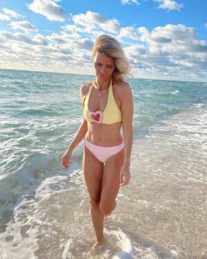 Sylvie Tellier Instagram - Qui a dit que les blondes ne pouvaient pas porter de jaune? 
Si toi aussi tu es fan de ce maillot bi-color like cette photo 💕💕💕 #swimsuits #maillotdebain #bikini #beach #miami