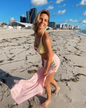 Sylvie Tellier Instagram - Qui a dit que les blondes ne pouvaient pas porter de jaune? 
Si toi aussi tu es fan de ce maillot bi-color like cette photo 💕💕💕 #swimsuits #maillotdebain #bikini #beach #miami