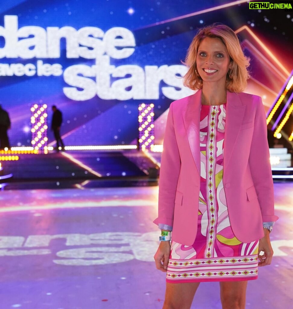 Sylvie Tellier Instagram - Dans ma pellicule cette semaine: 1- ma princesse première supportrice de @dianeleyreoff 2- photo souvenir sur le parquet de Dals 3- Photo de famille #missfamily 4- Don de 5000euros pour notre association @lesbonnesfees @marraine2coeur @marevagalanter 5- Journée des droits de la femme merci mon ♥️ 6- Déjeuner du @chinesebusinessclub avec @evegillesoff et @iamjuliegayet