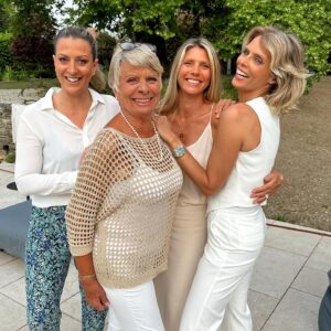 Sylvie Tellier Instagram - 1 année de plus entourée de mes précieux ❤️Merci pour tous vos messages d’affection et merci la vie 🙏 #anniversaire #famille #gratitude